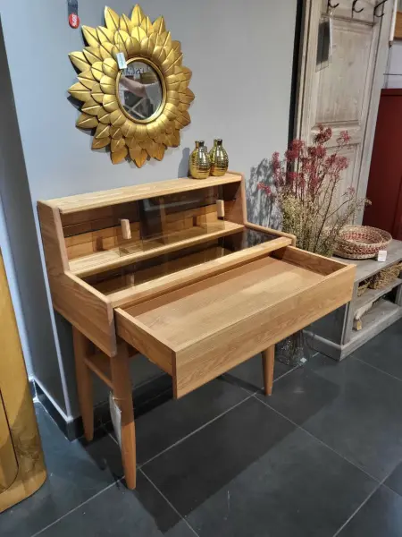 Туалетный столик Твигги со стеклянной столешницей и полками, экспозиция